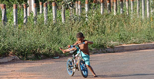 Menino caindo da bicicleta, em Formoso-MG